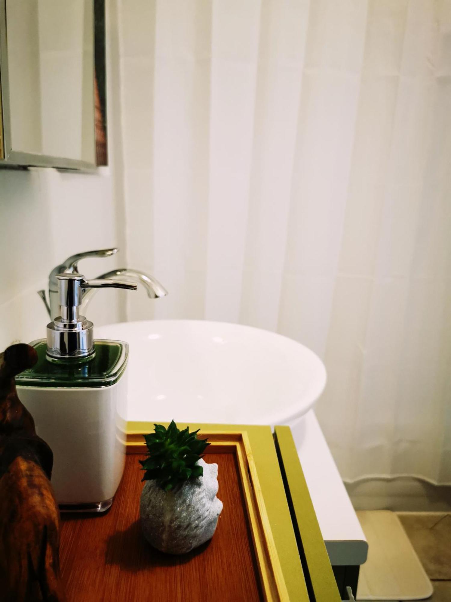 Plush 2 Bedroom Unit 5Min Downtown Off Wellington มอนทรีอัล ภายนอก รูปภาพ