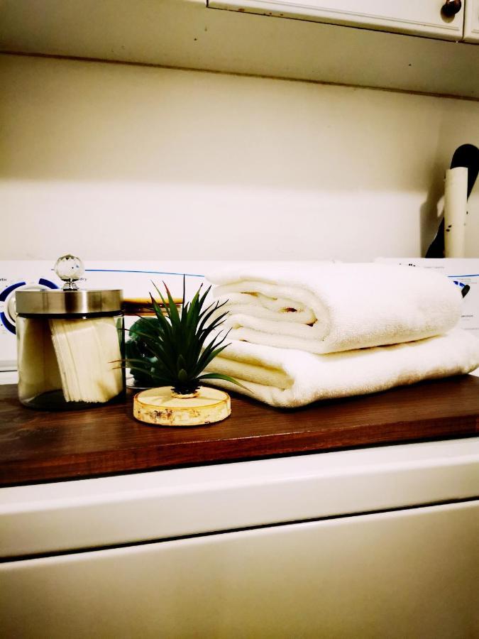 Plush 2 Bedroom Unit 5Min Downtown Off Wellington มอนทรีอัล ภายนอก รูปภาพ